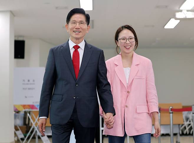 국민의힘 김문수 대선 후보가 21대 대통령선거 사전투표 첫날인 29일 인천 계양구 계양1동 주민센터에 마련된 사전투표소에서 딸 김동주 씨와 함께 투표를 한 뒤 이동하고 있다. <연합>