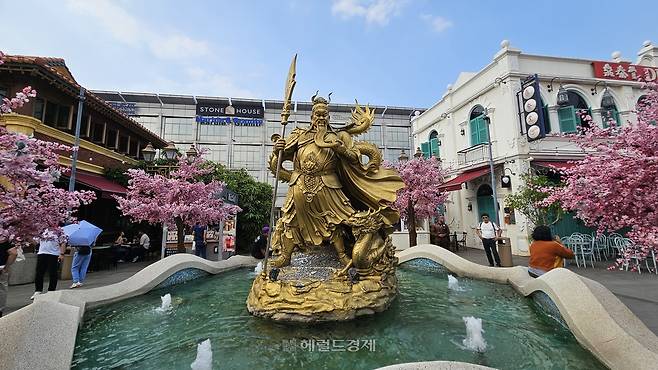 Pik1 지역의 차이나타운 관우 장군 동상