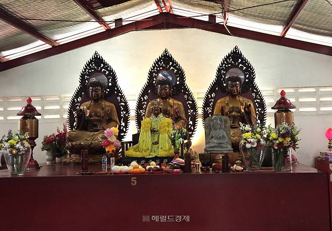 금덕원 2층 법당의 부처와 보살상