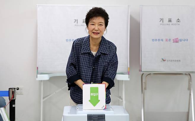 박근혜 전 대통령이 제21대 대통령선거 사전투표 첫날인 29일 대구 달성군 유가읍행정복지센터에 마련된 사전투표소에서 투표하고 있다. [연합]