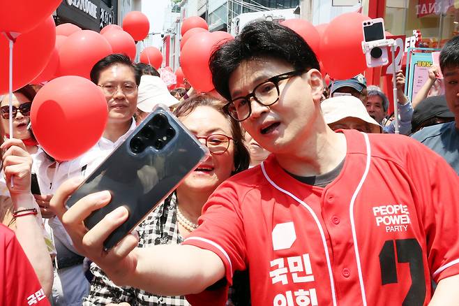 제21대 대통령선거 사전투표 첫날인 29일 오후 광주 동구 충장로우체국 앞에서 한동훈 국민의힘 전 대표가 유세를 마친 뒤 지지자와 기념 사진을 찍고 있다. [연합]