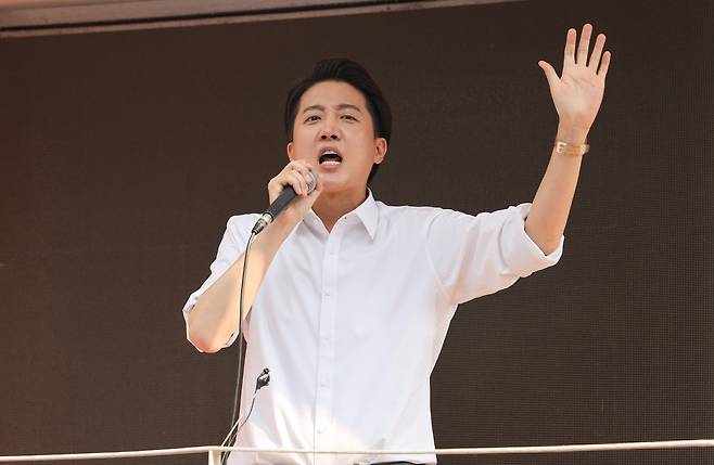 이준석 개혁신당 대선 후보가 제21대 대통령선거 사전투표 첫날인 29일 서울 성북구 안암역 인근에서 열린 유세에서 지지를 호소하고 있다. [연합]