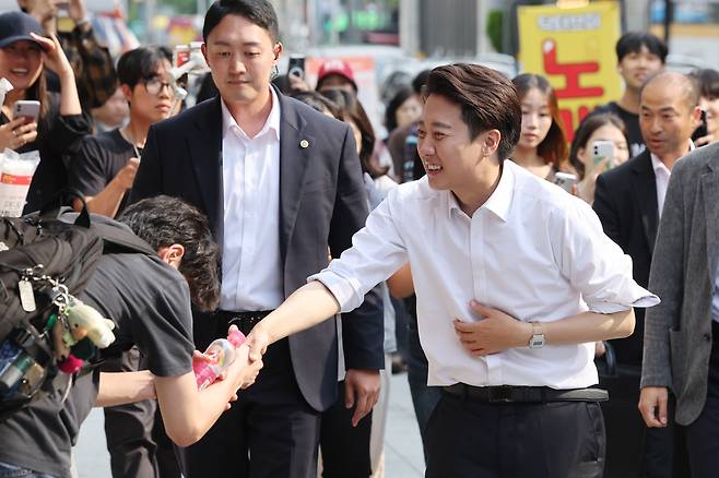 이준석 개혁신당  대선 후보가 제21대 대통령선거 사전투표 첫날인 29일 서울 성북구 안암역 인근에서 거리 유세에 나서고 있다. [연합]