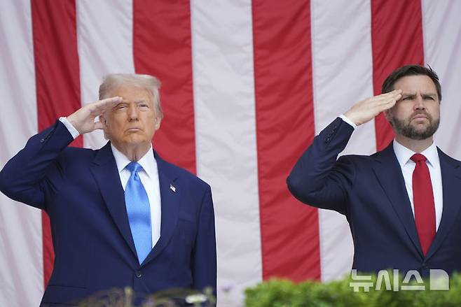 [알링턴=AP/뉴시스] 도널드 트럼프(왼쪽) 미국 대통령과 JD 밴스 부통령이 26일(현지 시간) 버지니아주 알링턴 국립묘지에서 열린 제157회 메모리얼 데이(현충일) 추념식에 참석해 거수경례하고 있다. 트럼프 대통령은 "미국이 존재할 수 있는 것은 국가가 부를 때 주저하지 않고 모든 것을 바쳐 헌신한 이들 덕분"이라며 전몰장병들을 추모했다. 2025.05.29.