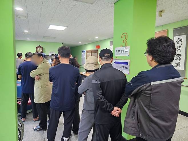 [화성=뉴시스] 양효원기자 = 29일 오전 5시40분 경기 화성시 병점1동 행정복지센터 사전투표소에 시민들이 대기하는 모습. 2025.5.29. hyo@newsis.com *재판매 및 DB 금지