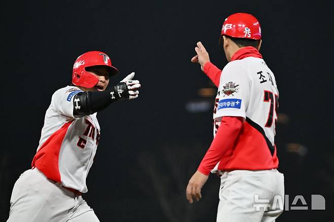 [광주=뉴시스] 이영주 기자 = 25일 오후 광주 북구 광주-기아챔피언스필드에서 열린 2025 신한 쏠뱅크 KBO 리그 키움히어로즈 대 KIA타이거즈의 경기, 3회 말 1사 KIA 나성범이 연타석 홈런을 날리고 세리머니하고 있다. 2025.03.25.leeyj2578@newsis.com