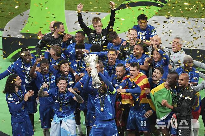 [브로츠와프=AP/뉴시스] 유럽축구연맹(UEFA) 유로파 콘퍼런스리그(UECL) 우승을 차지한 잉글랜드 프로축구 프리미어리그(EPL) 첼시 선수단. 2025.05.28.