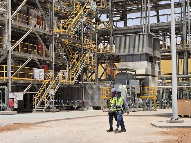 [담맘=뉴시스]사우디의 자푸라 열병합 발전소 건설 현장에서 직원들이 이동 중이다. (사진=산업통상자원부 공동취재단 제공) *재판매 및 DB 금지