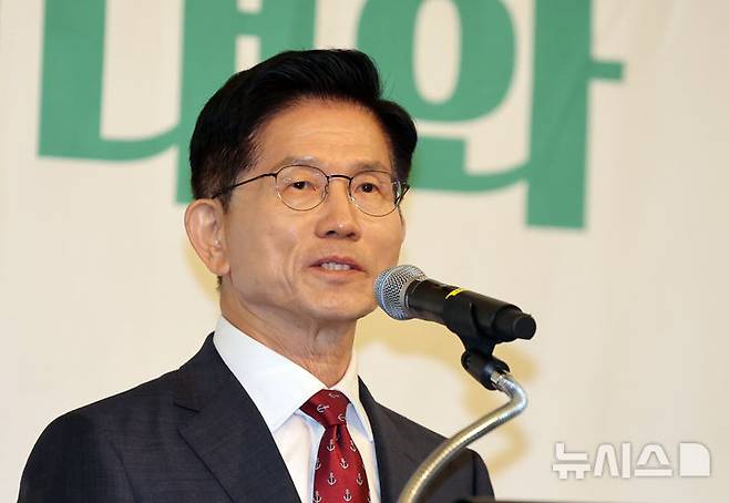 [인천=뉴시스] 전진환 기자 = 김문수 국민의힘 대선 후보가 29일 오전 인천시 연수구 쉐라톤 그랜드 인천호텔에서 열린 '제21대 대선후보 초청 새얼아침대화 강연회'에서 강연하고 있다.  2025.05.29.  amin2@newsis.com