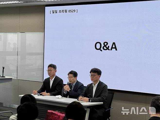 [서울=뉴시스] 심지혜 기자= SK텔레콤이 29일 서울시 중구에 위치한 삼화빌딩에서 해킹 사고 이후 수습 상황에 대해 설명하는 브리핑을 열었다. (왼쪽부터)김희섭 PR센터장, 임봉호 MNO사업부장, 류정환 네트워크인프라센터장.