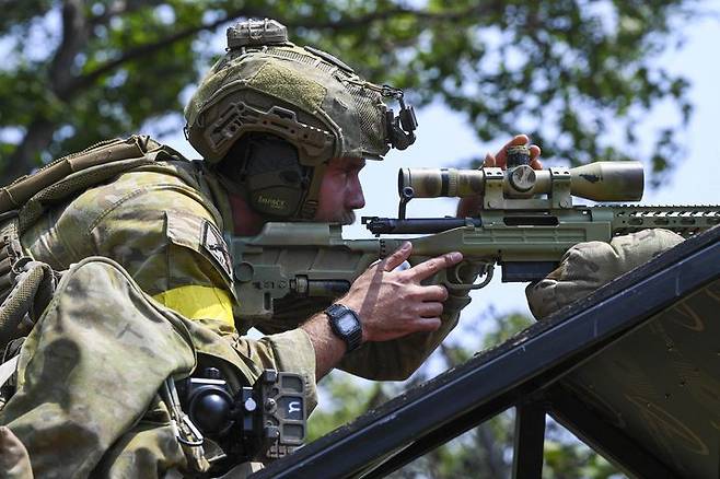 [서울=뉴시스] 해병대사령부는 지난 26일부터 30일까지 경북 포항 수성사격장에서 육·해·공군, 해병대와 미국, 필리핀, 호주 등 총 29개 팀의 저격수들이 참가한 가운데 제4회 해병대사령관배 저격수 경연대회를 실시하고 있다.사진은 제4회 해병대사령관배 저격수 경연대회에 참가한 호주 저격수가 루프탑 장애물에서 목표를 향해 사격하고 있다. (사진=해병대사령부 제공) 2025.05.29. photo@newsis.com *재판매 및 DB 금지