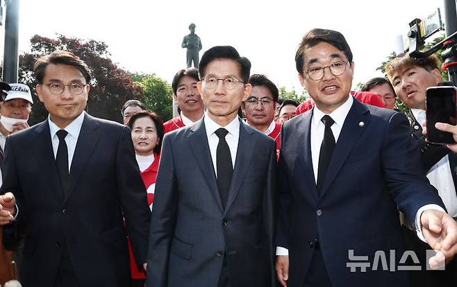 [인천=뉴시스] 권창회 기자 = 김문수 국민의힘 대선 후보가 29일 인천 중구 맥아더공원을 방문해 참배를 마치고 유세하러 이동하고 있다. (공동취재) 2025.05.29. photo@newsis.com
