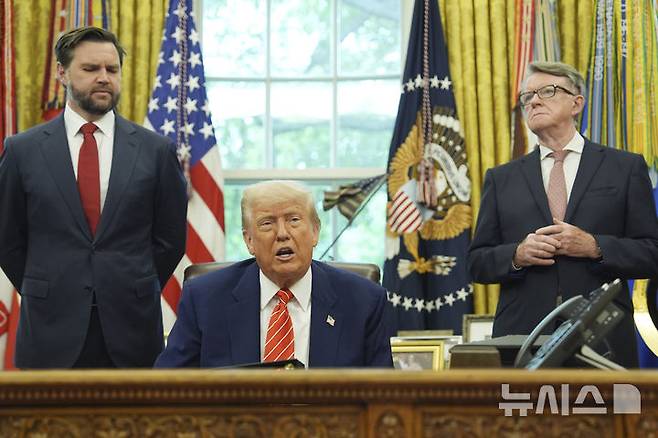 [워싱턴=AP/뉴시스] 도널드 트럼프 미국 대통령이 지난 8일(현지 시간) 백악관 집무실에서 JD 밴스 부통령, 피터 맨델슨 주영국대사가 배석한 가운데 영국과의 무역 합의를 발표하고 있다. 2025.05.29.