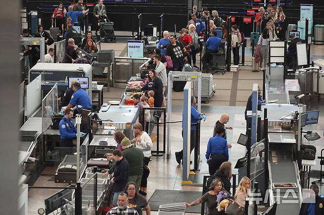 [덴버( 미 콜로라도주)= AP/뉴시스] 28일(현지 시간) NBC뉴스에 따르면, 옥스퍼드 이코노믹스는 올해 미국을 방문하는 해외 관광객 지출이 85억 달러(약 11조7000억원)감소할 것으로 전망했다. 이는 지난해 대비 약 5% 감소한 수치로, 미국 방문 외국인 수가 약 9% 줄어들 것으로 예상된 데 따른 결과다. 사진은 미국 콜로라도주 덴버 국제공항의 모습. 2025. 05.29.