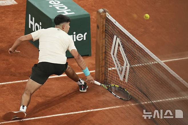 [파리=AP/뉴시스] 카를로스 알카라스(2위·스페인)가 28일(현지 시간) 프랑스 파리 롤랑가로스에서 열린 프랑스오픈 남자 단식 2회전에서 파비안 마로잔(56위·헝가리)을 상대로 드롭 샷을 구사하고 있다. 2연패를 노리는 알카라스가 3-1(6-1 4-6 6-1 6-2)로 이기고 3회전에 올랐다. 2025.05.29.