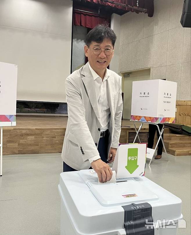 [장수=뉴시스] 최정규 기자 = 제21대 대통령 선거 사전투표 첫날인 29일 오전 최훈식 전북 장수군수가 장수군 장수읍 장수군민회관에서 사전투표에 참여하고 있다. 2025.05.29. cjk9714@newsis.com