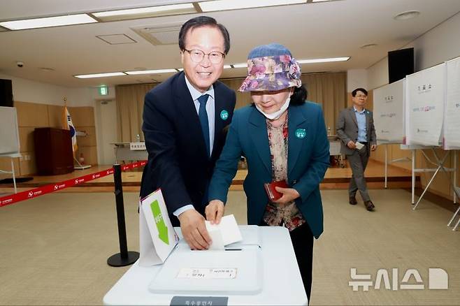 [완주=뉴시스] 최정규 기자 = 제21대 대통령 선거 사전투표 첫날인 29일 오전 유희태 전북 완주군수가 완주군 봉동읍 행정복지센터에서 사전투표에 참여하고 있다. 2025.05.29. cjk9714@newsis.com