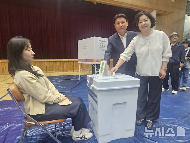 [군산=뉴시스] 최정규 기자 = 제21대 대통령 선거 사전투표 첫날인 29일 강임준 전북 군산시장이 배우자 박수자 여사와 군산학생교육문화관에서 사전투표에 참여하고 있다. 2025.05.29. cjk9714@newsis.com