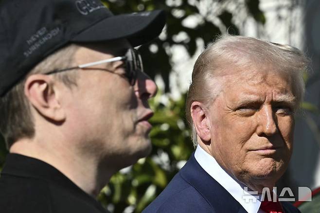 [워싱턴=AP/뉴시스] 도널드 트럼프 미국 대통령이 11일(현지 시간) 백악관에서 테슬라 모델S 시승 후 일론 머스크 테슬라 최고경영자의 발언하는 모습을 지켜보고 있다. 트럼프 대통령은 “내가 테슬라 차량을 구매하는 이유는 이 차가 훌륭하기 때문이고, 머스크가 이 일에 자신의 에너지와 인생을 바쳤기 때문”이라고 말했다. 2025.03.12.