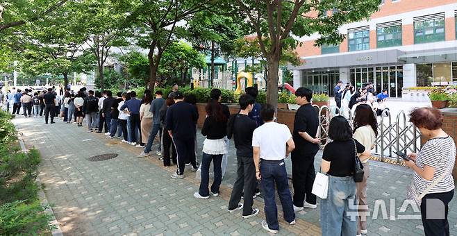 [서울=뉴시스] 이영환 기자 = 시민들이 제21대 대통령 선거 사전투표 첫날인 29일 오후 서울 영등포구 여의동주민센터에 마련된 사전투표소에서 투표를 하기 위해 대기하고 있다. 2025.05.29.  20hwan@newsis.com