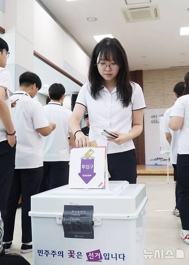 [수원=뉴시스] 김종택 기자 = 제21대 대통령선거 사전투표 첫날인 29일 경기 수원시 연무동행정복지센터에 마련된 사전투표소에서 삼일공업고등학교 3학년 학생 유권자들이 생애 첫 투표를 하고 있다. (공동취재) 2025.05.29. photo@newsis.com
