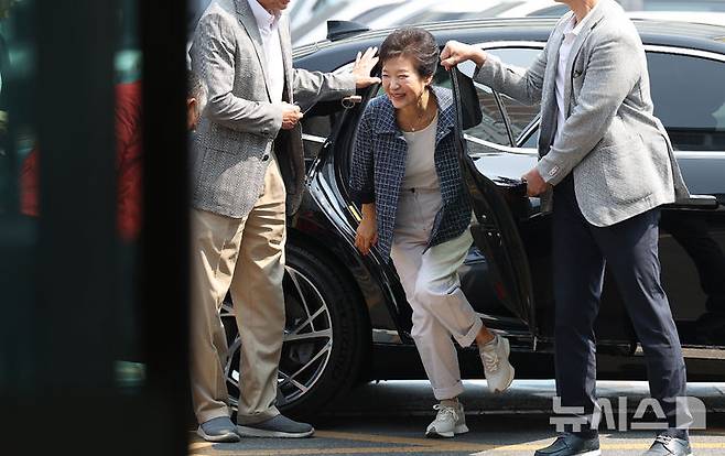 [대구=뉴시스] 이무열 기자 = 박근혜 전 대통령이 29일 대구 달성군 유가읍 행정복지센터에 마련된 제21대 대통령선거 사전투표소로 들어서고 있다. 2025.05.29. lmy@newsis.com