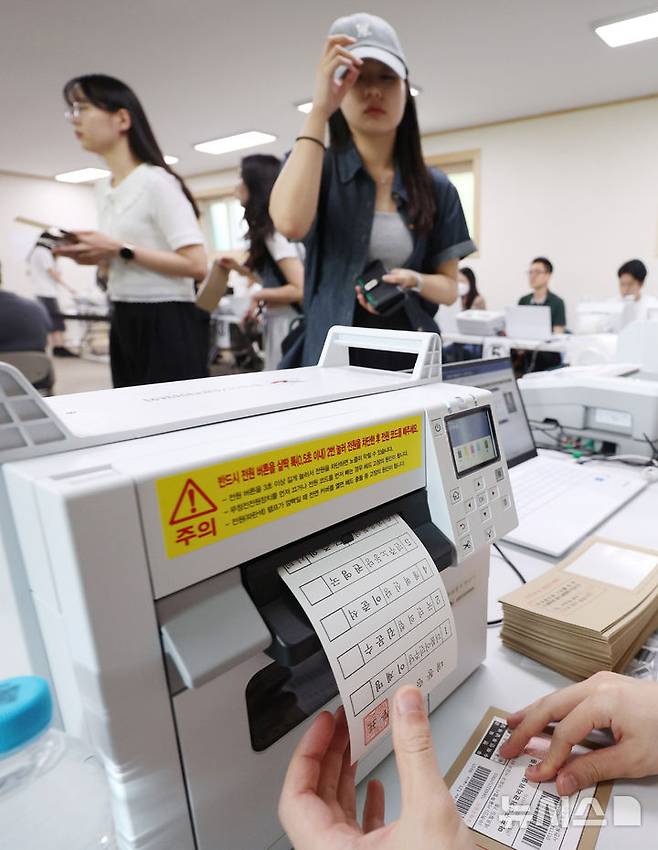 [서울=뉴시스] 김진아 기자 = 제21대 대통령선거 사전투표가 시간된 29일 서울 서대문구 구 신촌동주민센터에 마련된 사전투표소에서 대학생 유권자들이 투표를 하기위해 줄을 서고 있다. 2025.05.29. bluesoda@newsis.com