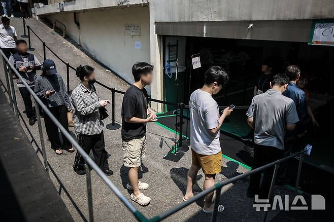 [서울=뉴시스] 정병혁 기자 = 제21대 대통령선거 사전투표 첫 날인 29일 서울 관악구 대학동주민센터 옥내주차장에 설치된 사전투표소를 찾은 유권자들이 투표를 위해 줄 서 있다.  2025.05.29. jhope@newsis.com