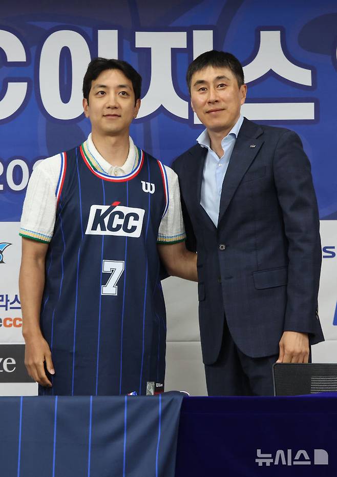 [서울=뉴시스] 김금보 기자 = 부산 KCC 이지스로 이적한 허훈이 29일 서울 강남구 KBL센터에서 열린 입단식에서 이상민 감독과 기념촬영을 하고 있다. 2025.05.29. kgb@newsis.com