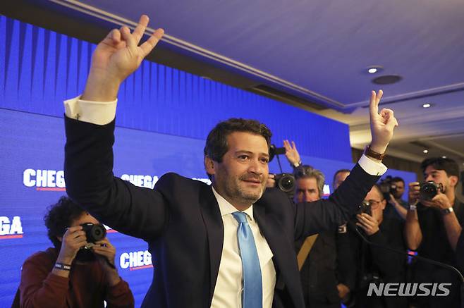 [리스본=AP/뉴시스] 극우 셰가(Chega)당이 포르투갈 차기 의회에서 제2당 지위를 확정했다. 중도우파 제1당 민주동맹(AD)은 극우와의 연정에 선을 긋고 있어, 셰가당은 제1야당으로서 차기 정권을 노릴 전망이다. 사진은 안드레 벤투라 셰가당 대표가 지난해 3월11일(현지 시간) 지자자들에게 손짓하는 모습. 2024.03.11.