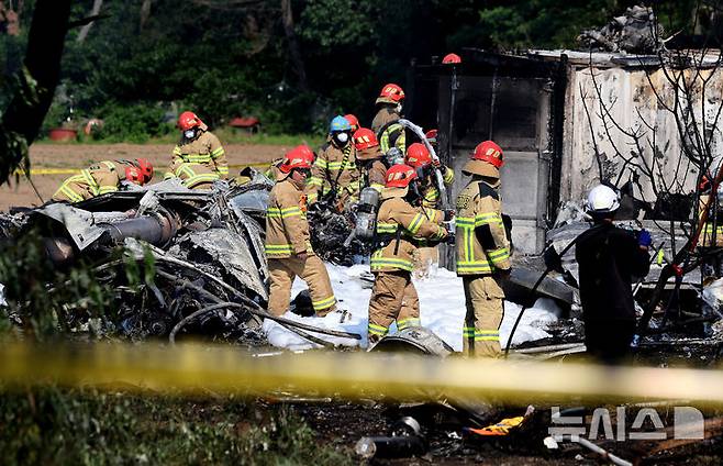 [포항=뉴시스] 이무열 기자 = 29일 오후 1시 52분께 경북 포항시 남구 동해면 신정리 인근 한 야산에 해군 항공사령부 소속 P-3 해상초계기가 추락해 군과 소방 당국 등 관계기관이 현장 수습을 하고 있다. 2025.05.29. lmy@newsis.com