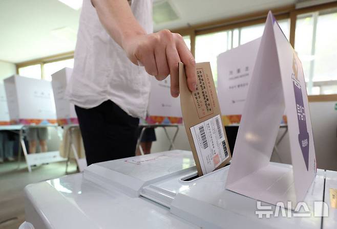 [서울=뉴시스] 김진아 기자 = 제21대 대통령선거 사전투표가 시간된 29일 서울 서대문구 구 신촌동주민센터에 마련된 사전투표소에서 대학생 유권자들이 투표를 하고 있다. 2025.05.29. bluesoda@newsis.com