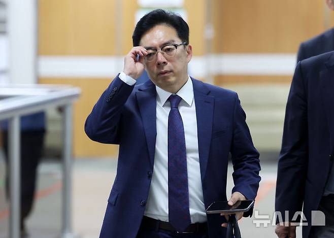 [서울=뉴시스] 홍효식 기자 = 윤승영 전 경찰청 국가수사본부(국수본) 수사기획조정관이 29일 오전 서울 서초구 서울중앙지방법원에서 열린 내란중요임무종사 등 혐의 관련 9차 공판에 출석하고 있다. 2025.05.29. photo@newsis.com