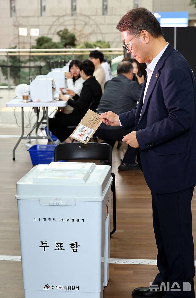 [인천공항=뉴시스] 박주성 기자 = 김용빈 중앙선거관리위원회 사무총장이 28일 인천국제공항 제1터미널에 설치된 21대 대통령선거 사전투표소에서 투표를 시연해보고 있다. 2025.05.28. park7691@newsis.com