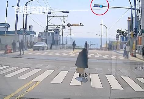 차량 녹색 신호임에도 촬영을 이어가는 커플 [유튜브 한문철 TV 캡처]