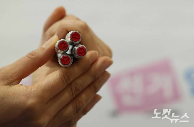 제21대 대통령선거 사전투표를 하루 앞둔 28일 서울 관악구 신사동 복합청사에 마련된 사전투표소에서 관계자가 기표 도장을 들어 보이고 있다. 박종민 기자