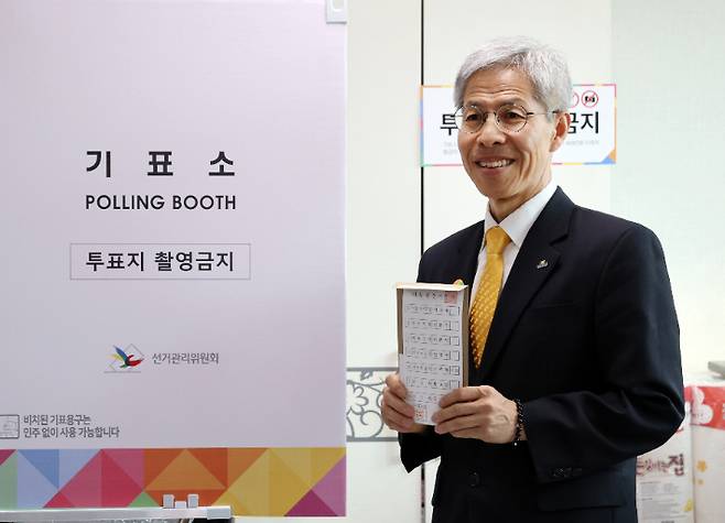 민주노동당 권영국 후보가 제21대 대통령선거 사전투표 첫날인 29일 오전 전남 여수시 주암마을회관에 마련된 사전투표소에서 투표하고 있다. 연합뉴스