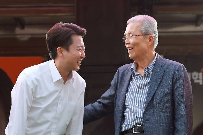 김종인 전 국민의힘 비상대책위원장이 28일 서울 강남구 코엑스 동문에서 열린 개혁신당 이준석 후보의 집중유세 현장을 찾아 이 후보를 격려하고 있다. 연합뉴스