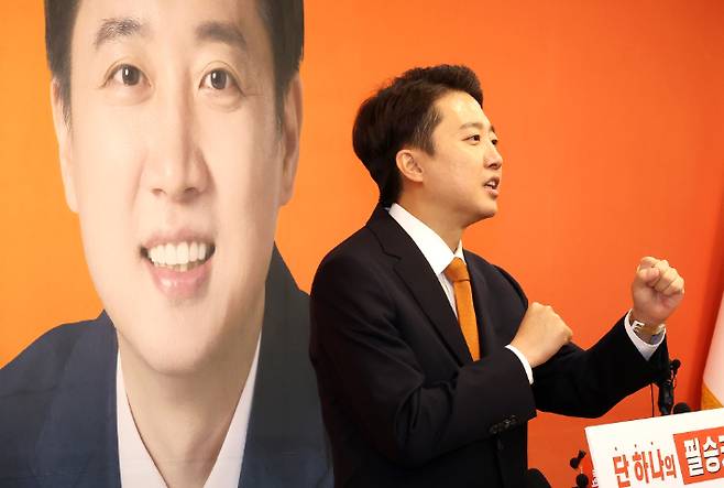 개혁신당 이준석 대통령선거 후보가 29일 국회에서 긴급기자회견을 열고 TV 토론회에서 여성 신체에 대한 표현으로 논란이 되고 있는 것과 관련해 입장을 밝힌 뒤 취재진의 질문에 답변하고 있다. 연합뉴스