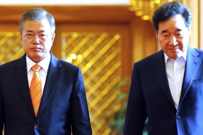 문재인 전 대통령(왼쪽)과 이낙연 전 총리. 연합뉴스