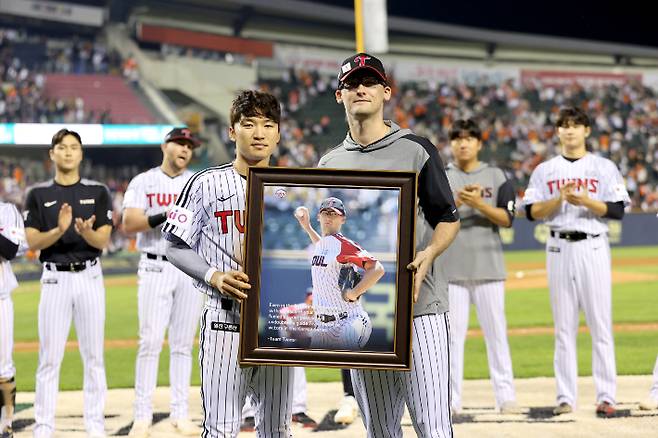28일 서울 송파구 잠실야구장에서 열린 2025 프로야구 KBO리그 한화 이글스와 LG 트윈스의 경기를 끝으로 LG를 떠나는 일시 대체 외국인 선수 코엔 윈이 LG 주장 박해민과 기념 촬영하고 있다. LG