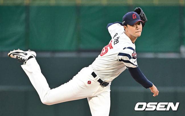 [OSEN=부산, 이석우 기자] 20일 부산 사직야구장에서 2025 신한 SOL 뱅크 KBO 리그 롯데 자이언츠와 LG 트윈스의 경기가 열렸다. 홈팀 롯데는 윤성빈, 방문팀 LG는 송승기가 선발 출전했다.롯데 자이언츠 선발 투수 윤성빈이 역투하고 있다. 2025.05.20 / foto0307@osen.co.kr