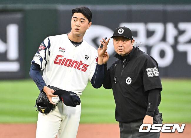[OSEN=부산, 이석우 기자] 20일 부산 사직야구장에서 2025 신한 SOL 뱅크 KBO 리그 롯데 자이언츠와 LG 트윈스의 경기가 열렸다. 홈팀 롯데는 윤성빈, 방문팀 LG는 송승기가 선발 출전했다.롯데 자이언츠 선발 투수 윤성빈이 피치컴이 안들린다며 확인하고 있다. 2025.05.20 / foto0307@osen.co.kr