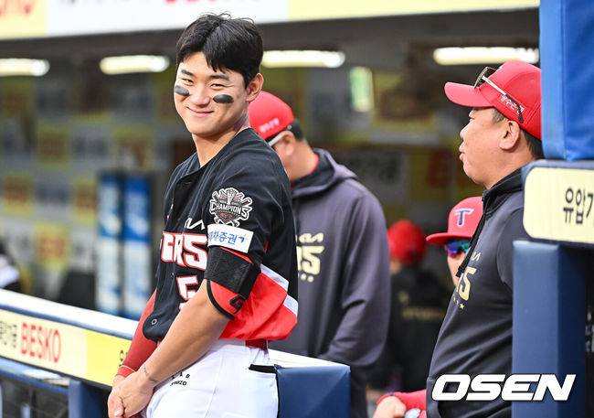 [OSEN=대구, 이석우 기자] 23일 대구삼성라이온즈파크에서 2025 신한 SOL 뱅크 KBO 리그 삼성 라이온즈와 KIA 타이거즈의 경기가 열렸다. 홈팀 삼성은 황동재가, 방문팀 KIA는 네일이 선발 출전했다. KIA 타이거즈 김도영이 이범호 감독을 보며 미소짓고 있다. 2025.05.23 / foto0307@osen.co.kr