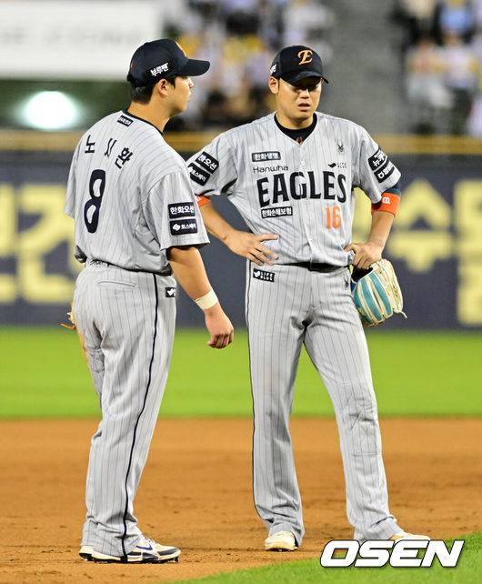 [OSEN=잠실, 지형준 기자] 28일 오후 서울 잠실구장에서 ‘2025 신한 SOL Bank KBO리그’ LG 트윈스와 한화 이글스의 경기가 열렸다.이날 LG는 코엔 윈, 한화는 코디 폰세를 선발투수로 내세웠다.7회말 무사 1,2루에서 한화 노시환, 하주석이 견제에 걸린 LG 2루주자 문보경, 1루주자 박동원을 아웃 처리 못하며 아쉬워하고 있다. 2025.05.28 /jpnews@osen.co.kr