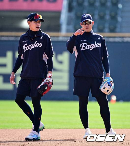 [OSEN=지형준 기자] 8일 오후 서울 잠실야구장에서 2025 신한 SOL Bank KBO리그 두산 베어스와 한화 이글스의 경기가 열렸다.이날 두산은 최승용, 한화는 문동주를 선발로 내세웠다.한화 심우준, 하주석이 수비 훈련을 하고 있다. 2025.04.08 / jpnews@osen.co.kr