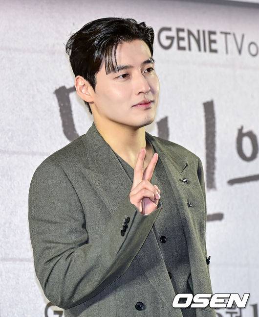 [OSEN=지형준 기자] 8일 오후 서울 상암 스탠포드 호텔 그랜드볼룸에서 지니&nbsp;TV&nbsp;오리지널 ‘당신의 맛’ 제작발표회가 열렸다.‘당신의 맛’은 식품 기업을 물려받기 위해 작은 식당을 인수 합병하는 ‘레시피 사냥꾼’이 된 재벌 상속남 한범우(강하늘 분)와 전주에서 간판도 없는 원 테이블 식당을 운영 중인 똥고집 셰프 모연주(고민시 분)의 전쟁 같은 키친 타카 성장 로맨스다.배우 강하늘이 포토타임을 하고 있다. 2025.05.08 /jpnews@osen.co.kr