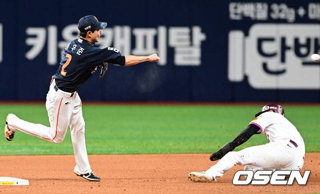 [OSEN=고척, 조은정 기자]9일 오후 서울 고척스카이돔에서 2025 신한 SOL Bank KBO리그 키움 히어로즈와 한화 이글스의 경기가 열린다.이날 홈팀 키움은 하영민을 원정팀 한화는 엄상백을 선발 투수로 내세웠다.5회말 무사 1루 한화 유격수 심우준이 키움 김태진의 병살타에 더블플레이 수비를 연결하고 있다. 2025.05.09 /cej@osen.co.kr