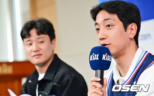 [OSEN=박준형 기자]  허훈 KCC 이지스 입단식이 29일 오후 서울 논현동 KBL 사옥에서 진행됐다.KCC는 지난 28일 “FA&nbsp;허훈을 계약기간 5년, 보수 총액 8억원(연봉 6억5000만원·인센티브 1억5000만원)에 영입했다”고 발표했다. 이에 따라 허재 전 국가대표팀 감독의 아들인 허웅과 허훈은 프로에서는 처음 같은 팀이 됐다.&nbsp;KCC 허훈이 질문에 답하고 있다 2025.05.29/ soul1014@osen.co.kr