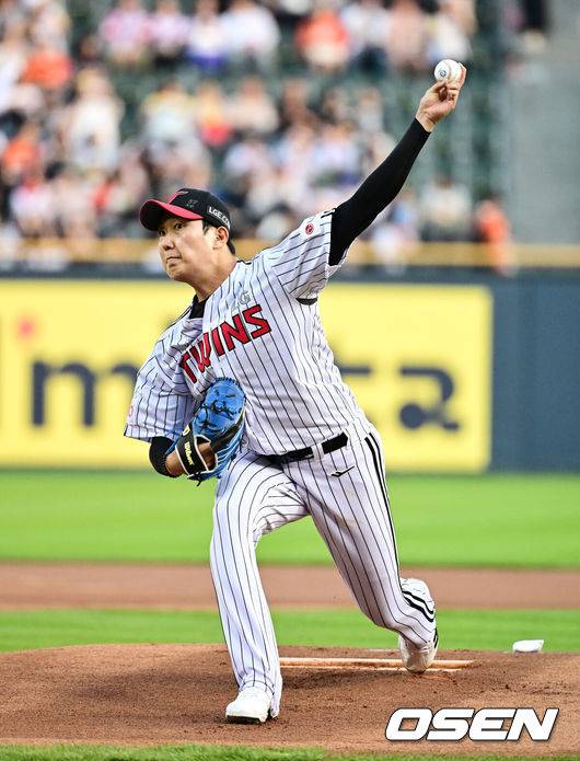 [OSEN=잠실, 지형준 기자] 29일 오후 서울 잠실구장에서 ‘2025 신한 SOL Bank KBO리그’ LG 트윈스와 한화 이글스의 경기가 열렸다.이날 LG는 손주영, 한화는 라이언 와이스를 선발투수로 내세웠다.1회초 LG 손주영이 역투하고 있다. 2025.05.29 /jpnews@osen.co.kr